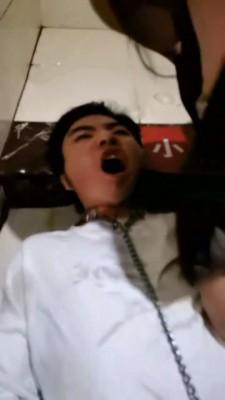 【傲雪】KTV厕奴极度羞辱呕吐遛狗出包间 bf1303