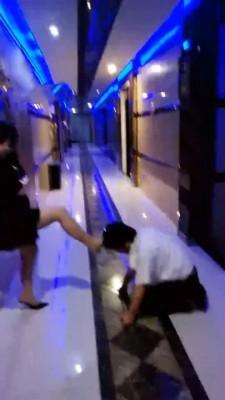 【傲雪】KTV厕奴极度羞辱呕吐遛狗出包间 bf1303