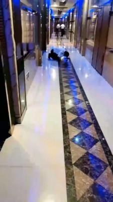 【傲雪】KTV厕奴极度羞辱呕吐遛狗出包间 bf1303