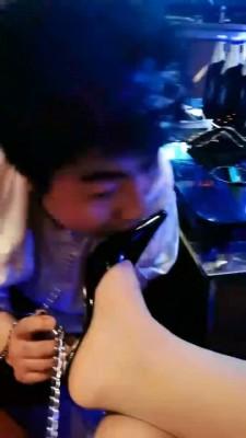 【傲雪】KTV厕奴极度羞辱呕吐遛狗出包间 bf1303