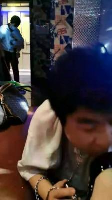 【傲雪】KTV厕奴极度羞辱呕吐遛狗出包间 bf1303