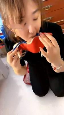 【歌迪丝】三婶吃脏鞋底 bf1358