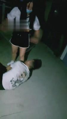 【刘二狗】户外开发素人小姐姐舔小白鞋 bf1508