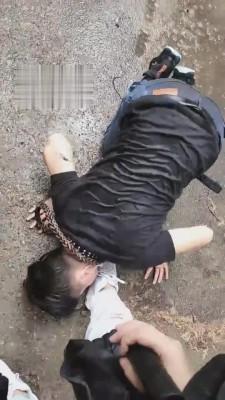 【悦主大人】雨中调教-强制舔鞋底泥/踹头踩头【完整版】 bf1620