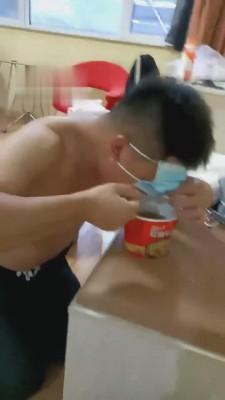 【莉娜】羞辱公狗吃圣水泡面 bf1627