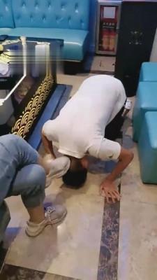 【平凡】KTV小白鞋碾压家奴-耳光口水 bf1859