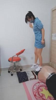 【奈奈】木乃伊捆绑小白鞋棉袜全体重踩踏 bf1884