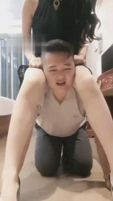 【弯弯小阿姨】女上司训斥下属-羞辱钻胯 bf1965