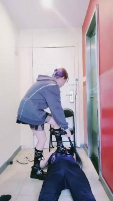 【丝洛】精神小妹踢裆踩踏 bf2031