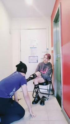 【丝洛】精神小妹踢裆踩踏 bf2031