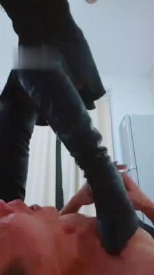 【魅影女神】皮靴丝袜踩虐贱货 bf1985