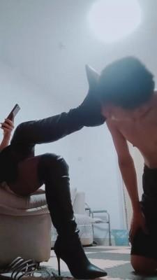 【魅影女神】皮靴丝袜踩虐贱货 bf1985