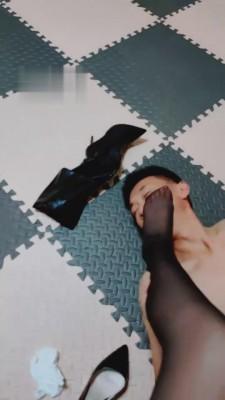 【魅影女神】皮靴丝袜踩虐贱货 bf1985