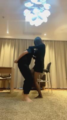 【乔皙】精神小妹长靴黑丝重度踢踹 bf2090