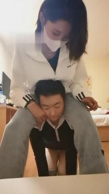 【夏馨S】学生S贝壳头黑丝虐变装狗 bf2017