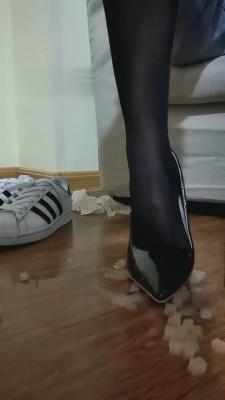 【夏馨S】学生S贝壳头黑丝虐变装狗 bf2017