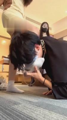 【小公主】02年纯素人-深喉/钻胯/口水 bf2092