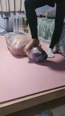 【雪儿】保鲜膜束缚/坐脸窒息/脚耳光 bf2252