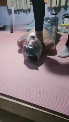 【雪儿】保鲜膜束缚/坐脸窒息/脚耳光 bf2252