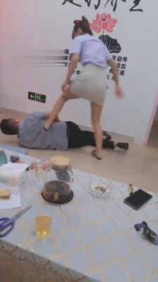 【滔滔】鞋店女老板踹狗发泄 bf2216