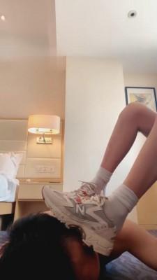 【怡怡子】暴力踢裆踩踏耳光全体重踩 bf2342