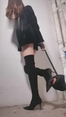 【宇婉莹】被虐有瘾?舔干净我的靴底 bf2392