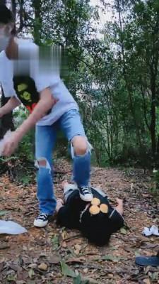 【暴力美学】小树林骑乘/舔鞋底/遛狗/吃泥巴/踩头 bf2427