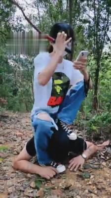 【暴力美学】小树林骑乘/舔鞋底/遛狗/吃泥巴/踩头 bf2427