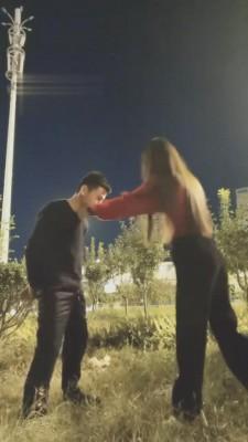 【猫神大人】精神小妹户外虐路人 bf2571