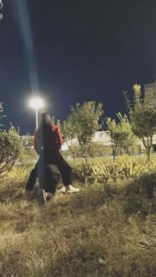 【猫神大人】精神小妹户外虐路人 bf2571