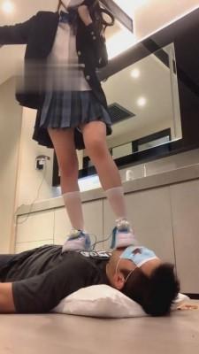 【小公主】板鞋白丝全体重踩踏 bf2605