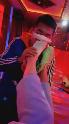 【悦主大人】KTV原味船袜羞辱同事 bf2791