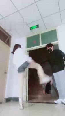 【小劳拉】学校楼梯间重度踹司机 bf2698