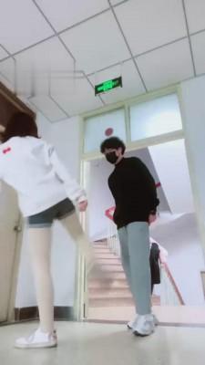 【小劳拉】学校楼梯间重度踹司机 bf2698