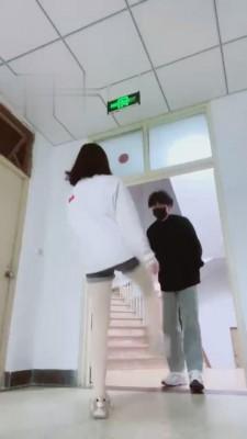 【小劳拉】学校楼梯间重度踹司机 bf2698