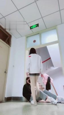 【小劳拉】学校楼梯间重度踹司机 bf2698