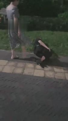 【滔滔】酒后户外马路被打-路人围观 bf3295