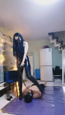 【叶子天津】皮裤皮靴深夜虐狗 bf2858