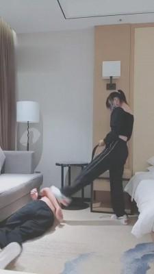 【奈奈】刑奴半夜敲门求虐 bf2859