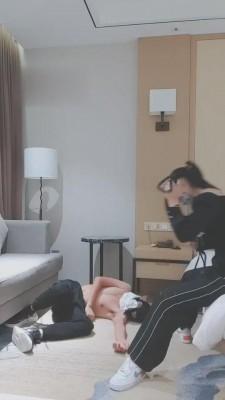 【奈奈】刑奴半夜敲门求虐 bf2859