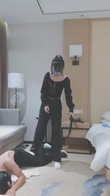 【奈奈】刑奴半夜敲门求虐 bf2859