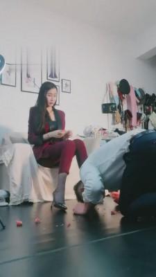 【微希】女Boss调教男下属强迫吃圣水泡面 bf2954