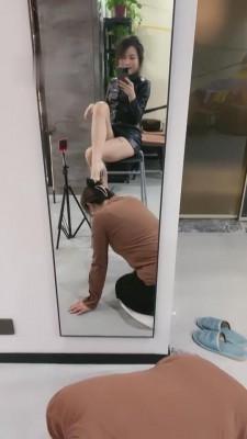 【歌迪丝】三婶下班就在镜子前犯贱 bf3057