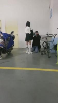 【仔仔萌萌哒】校园女神车库羞辱双狗 bf3329