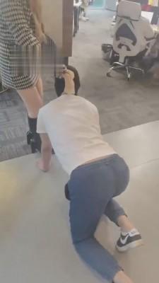 【双子姬】精彩刺激纪录片-带狗来公司玩玩 bf3161