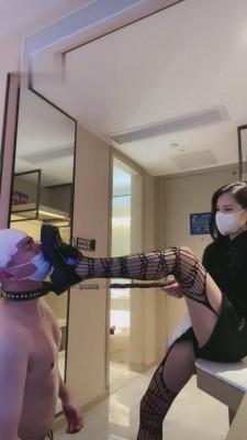 【弯弯小阿姨】大长腿御姐暴力踢踹贱狗 bf3170