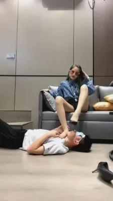 【弯弯小阿姨】精神小妹把路人抓回家暴虐 G-210708-30