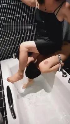 【乐爷】江景酒店调教-浴缸羞辱双奴 G-210712-8