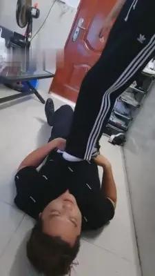 【滔滔】扫楼被女房客发现后被暴虐变狗 G-210712-11