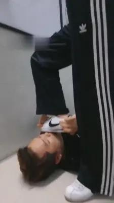 【滔滔】扫楼被女房客发现后被暴虐变狗 G-210712-11